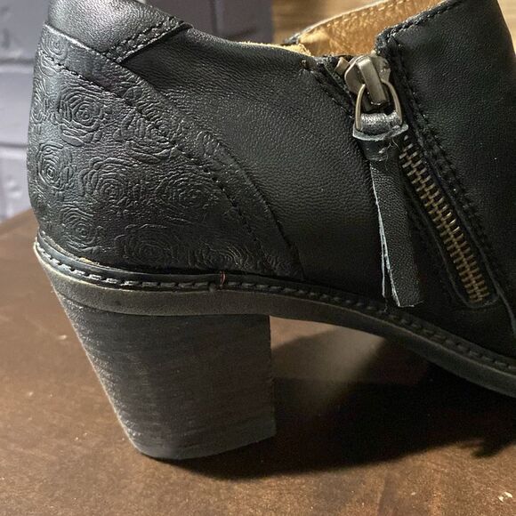 Halsa Rylee Floral Embossed Leather Bootie Size 7.5 - Picture 10 of 12